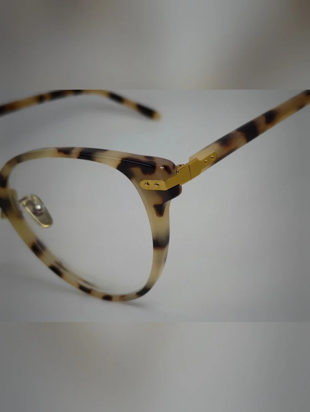Lucia. Tortoiseshell Round Women’s Fashion. Gold Highlights Corners.